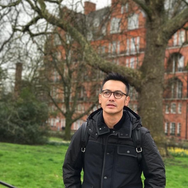 Aktif sebagai model dan juga aktor, penampilan Gunawan Sudrajat hingga kini juga masih terlihat awet muda. Walau tahun ini dirinya sudah berusia 50 tahun namun parasnya masih tetap terlihat menawan. Foto: Instagram @gunawan_sudrajat_real