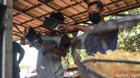 Dalam proses pembuatannya, singkong dipotong-potong langsung di atas penggorengan. Alat yang digunakan untuk memotong masih manual.