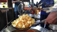Dalam sehari, UMKM keripik merek Berlian tersebut mampu menghabiskan bahan baku singkong mentah hingga 100 kg. 