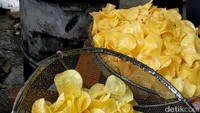 Keripik singkong dijual mulai Rp 8000/bungkus.