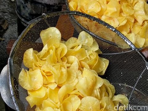Para pekerja memasak keripik singkong di kawasan Gunung Sindur, Bogor, Rabu, (14/10/2020).  Dalam sehari, UMKM keripik merek 'Berlian' tersebut mampu menghabiskan bahan baku singkong mentah hingga 100kg/hari. Keripik singkong dijual mulai Rp 8.000/pax. Keripik dibuat berbagai rasa seperti gurih asin, pedas sambal hingga rasa jagung manis. Selain menjual eceran, keripik tersebut banyak dibeli untuk dijual lagi (reseller) dengan merek berbeda. Selama pandemi, penjualan keripik singkong meningkat seiring naiknya permintaan makanan kudapan/cemilan di rumah.