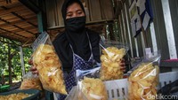 Selain dijual eceran, keripik tersebut banyak dibeli untuk dijual lagi (reseller) dengan merek berbeda. 