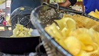Keripik dibuat berbagai rasa seperti gurih asin, pedas sambal hingga rasa jagung manis.