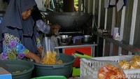 Selama pandemi, penjualan keripik singkong meningkat seiring naiknya permintaan makanan kudapan/camilan di rumah.