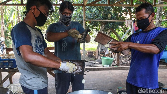 Gurihnya Bisnis Cemilan Selama Pandemi Para pekerja memasak keripik singkong di kawasan Gunung Sindur, Bogor, Rabu, (14/10/2020). Dalam sehari, UMKM keripik merek 'Berlian' tersebut mampu menghabiskan bahan baku singkong mentah hingga 100kg/hari. Keripik singkong dijual mulai Rp 8.000/pax. Keripik dibuat berbagai rasa seperti gurih asin, pedas sambal hingga rasa jagung manis. Selain menjual eceran, keripik tersebut banyak dibeli untuk dijual lagi (reseller) dengan merek berbeda. Selama pandemi, penjualan keripik singkong meningkat seiring naiknya permintaan makanan kudapan/cemilan di rumah.