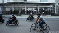 Terlihat beberapa antrean penumpang.