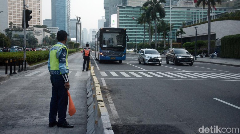 Suasana arus lalu lintas di sektiar kawasan halte Transjakarta koridor bundaran HI arah Blok-M - Kota yang sudah mula beroperasi hari ini meski belum sepenuhnya selesai pembenahan