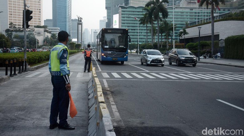 Halte Bundaran HI Sudah Beroperasi Suasana arus lalu lintas di sektiar kawasan halte Transjakarta koridor bundaran HI arah Blok-M - Kota yang sudah mula beroperasi hari ini meski belum sepenuhnya selesai pembenahan