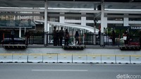 Begini aktivitas di halte TransJakarta Bundaran HI hari ini.