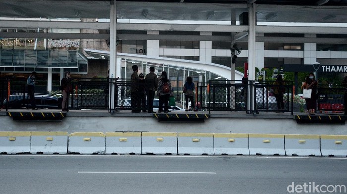 Halte Bundaran HI Sudah Beroperasi Suasana arus lalu lintas di sektiar kawasan halte Transjakarta koridor bundaran HI arah Blok-M - Kota yang sudah mula beroperasi hari ini meski belum sepenuhnya selesai pembenahan