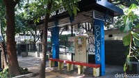 Tak hanya di Jalan Belitung, halte bus yang ada di Jalan Wastukencana tepatnya di dekat Balai Kota Bandung juga dicorat-coret oleh orang tidak bertanggungjawab.