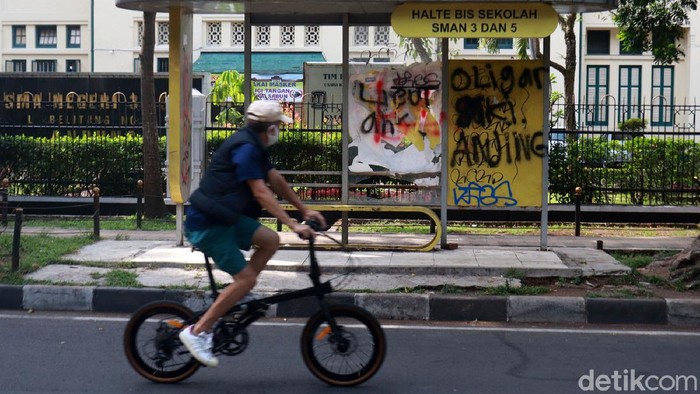 Halte Bus di Kota Bandung Jadi Sasaran Vandalisme Fasilitas Umum halte bus yang ada di Kota Bandung, Jawa Barat, menjadi sasaran vandalisme oleh orang tidak bertanggungjawab. Seperti halte bus yang ada di depan SMA 5 Kota Bandung yang berada di Jalan Belitung.