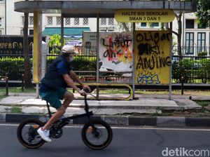 Halte Bus di Kota Bandung Jadi Sasaran Vandalisme