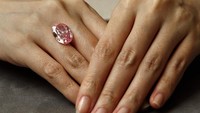 Berlian pink adalah berlian langka yang sangat dihargai secara keindahan dan estetikanya, terutama oleh para kolektor.  