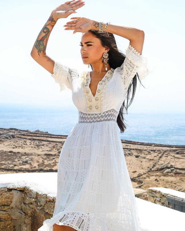 Penampilannya dulu dan kini memang terlihat jauh berbeda. Kini, Iasmin memiliki bentuk wajah yang lebih oval, dengan bibir tebal. Terlebih lagi area dadanya yang tampak kontras dibanding dulu.  Foto: dok. Instagram