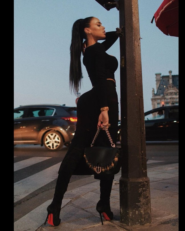 Pertama adalah keamanan, lalu kenikmatan. Menghindari kontak fisik sama pentingnya dengan menggunakan kondom saat bercinta, ujar Iasman, seperti dikutip dari Daily Star.  Foto: dok. Instagram