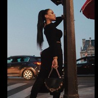 Pertama adalah keamanan, lalu kenikmatan. Menghindari kontak fisik sama pentingnya dengan menggunakan kondom saat bercinta, ujar Iasman, seperti dikutip dari Daily Star.  Foto: dok. Instagram