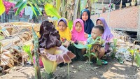 Pantauan detikcom di lokasi, bunga bangkai itu menjadi tontonan warga. Tak hanya orang dewasa, banyak anak-anak yang penasaran untuk melihat bunga bangkai tersebut.