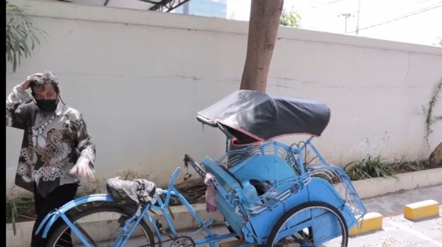 Ini Reaksi Tukang Becak Saat Pertama Kali Makan Pizza