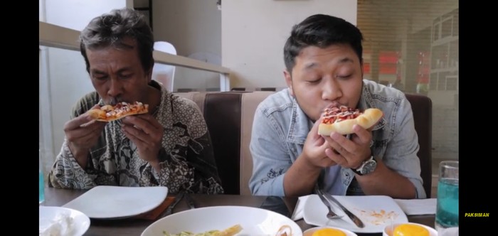 Ini Reaksi Tukang Becak Saat Pertama Kali Makan Pizza Ini Reaksi Tukang Becak Saat Pertama Kali Makan Pizza