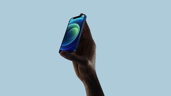 Meski begitu, Apple dikabarkan tetap berencana meluncurkan iPhone 13 mini tahun ini. Foto: Apple