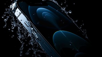 iPhone 12 Pro mengantongi rating IP68 yang artinya tahan air dan debu. Foto: Apple