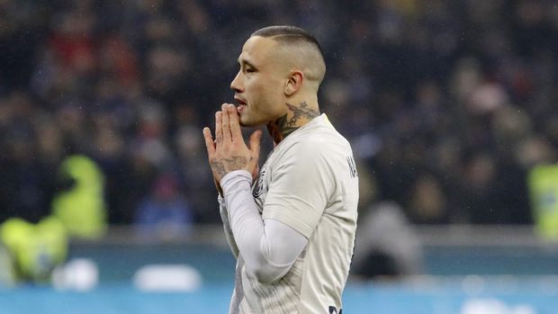 Inter Milan's Radja Nainggolan reacts after missing a a penalty kick during an Italian Cup quarterfinal soccer match between Inter Milan and Lazio at the San Siro stadium, in Milan, Italy, Thursday, Jan. 31, 2019. (AP Photo/Luca Bruno)