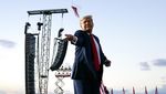 Aksi Trump Lempar Masker ke Pendukung Saat Kampanye