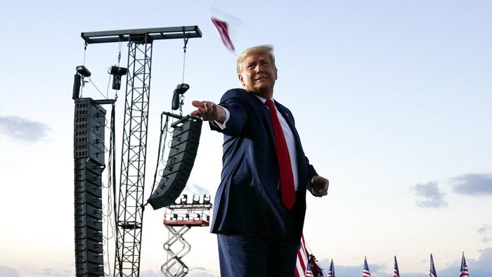 Kampanye Donald Trump President Donald Trump speaks during a campaign rally at John Murtha Johnstown-Cambria County Airport, Tuesday, Oct. 13, 2020, in Johnstown, Pa. (AP Photo/Evan Vucci)