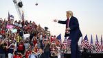 Aksi Trump Lempar Masker ke Pendukung Saat Kampanye