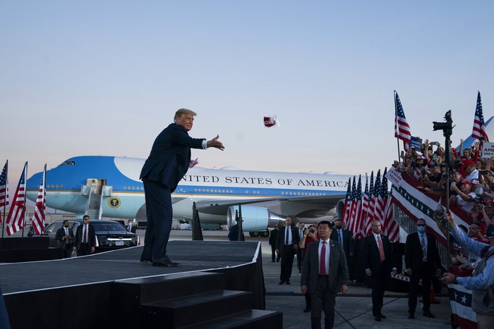 Kampanye Donald Trump President Donald Trump speaks during a campaign rally at John Murtha Johnstown-Cambria County Airport, Tuesday, Oct. 13, 2020, in Johnstown, Pa. (AP Photo/Evan Vucci)