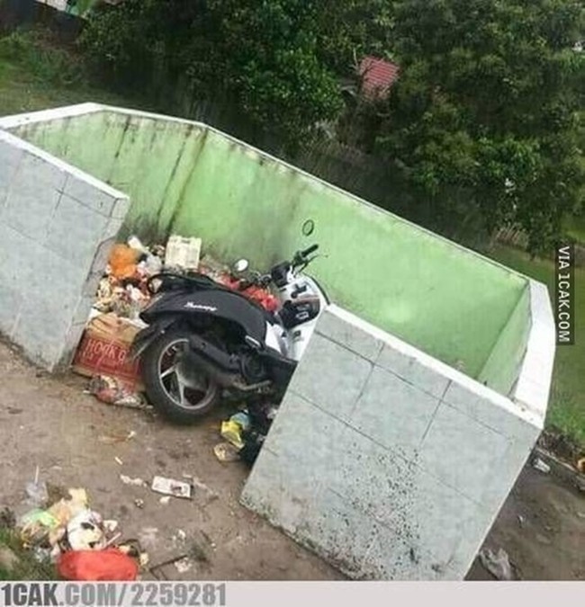 Nggak main-main, anak sultan yang satu ini membuang motornya di tempat sampah. Wah pasti pemulung yang menemukannya beruntung banget nih ya.. Foto: 1cak.com