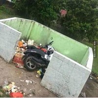 Nggak main-main, anak sultan yang satu ini membuang motornya di tempat sampah. Wah pasti pemulung yang menemukannya beruntung banget nih ya.. Foto: 1cak.com