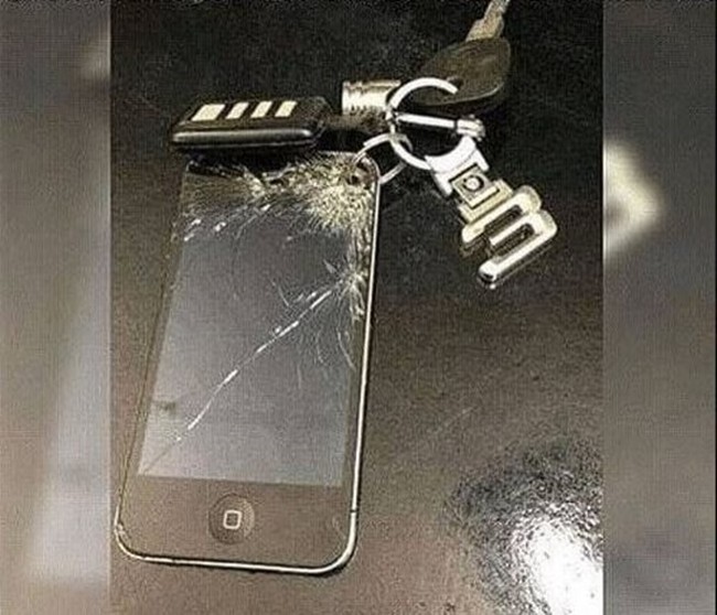 Orang kaya memang beda. Udah nggak level deh sama gantungan kunci biasa, maunya yang lebih mewah kayak gini. Foto: Me.me