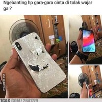 Namanya juga anak sultan, cinta ditolak iPhone bertindak. Ngelihatnya saja nggak sampai hati, bikin jadi ngelus-ngelus dada ya.. Foto: 1cak.com