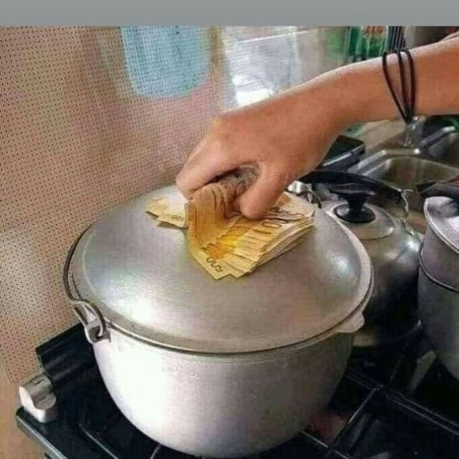 Nggak punya kain lap tidak perlu khawatir, bisa pakai uang kertas. Tapi kalau dipikir-pikir mendingan uangnya dipakai untuk beli lap ya? Foto: Instagram/@meme.yk