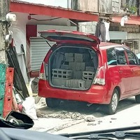 Biasanya sih barang-barang bangunan seperti ini dibawanya pakai mobil box atau truk. Tapi kalau yang satu ini berbeda. Jadi penasaran seberapa kaya sih pemiliknya.. Foto: Instagram/@sukijan.id