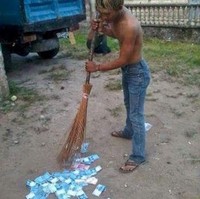 Uangnya jadi kayak nggak berharga ya disapu gitu. Emang ada-ada saja kelakuan netizen. Foto: Instagram/@kebebasanrakyat