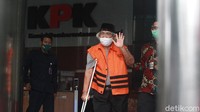 Tersangka korupsi, mantan anggota DPRD Provinsi Sumatera Utara periode 2009-2014 Syamsul Hilal menuju mobil tahanan usai menjalani pemeriksaan di gedung KPK, Jakarta, Rabu (14/10/2020).
