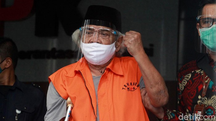 Kepalan Tangan Tersangka Korupsi Syamsul Hilal Tersangka suap mantan Gubernur Sumut Gatot Pujo Nugroho, Syamsul Hilal terlihat mengepalkan tangan ke awak media.