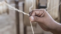 Dengan proses pembuatan secara manual, pembuatan satu buah karpet misalnya, setidaknya memakan waktu hingga dua minggu. Sebelum dianyam, serat abaca harus dipintal dahulu oleh belasan pekerja di ujung ruangan.  