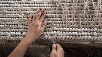 Pria yang bergelar sarjana Fakultas Teknik Universitas Indonesia ini mengklaim, pihaknya merupakan satu-satunya produsen karpet buatan tangan berbahan baku abaca di Tanah Air. Harga karpet yang dijual bervariasi, bergantung pada ukuran.  