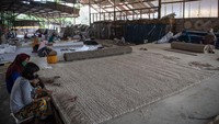 Menurut Djunaedi, biaya produksi dengan menggunakan bahan baku impor juga perlu ditambah dengan pembayaran bea masuk lima persen yang harus disetor ke negara. Dalam satu tahun, dirinya harus membayar 50 ribu dollar AS.  