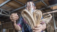 Jarum jam di dinding hampir menunjukkan jam 12 siang. Puluhan pekerja masih terlarut dalam kesibukannya menganyam pintalan serat pohon pisang (abaca fiber) di Alat Tenun Bukan Mesin (ATBM) di bengkel anyam milik Djunaedi yang terletak di Jalan Sukarela, Kota Palembang, Sumatera Selatan.  