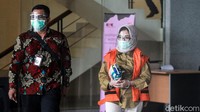Encek diperiksa terkait kasusnya yakni menerima suap dari pihak swasta untuk memuluskan proyek infrastruktur. 