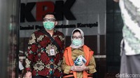 Encek bersama suaminya, Bupati Kutai Timur Ismunandar terjaring Operasi Tangkap Tangan (OTT) oleh KPK beberapa waktu lalu dengan barang bukti uang tunai Rp 170 juta, buku tabungan dengan saldo Rp4,8 miliar, dan sertifikat deposito Rp1,2 miliar.