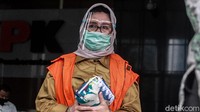 Ketua DPRD Kutai Timur Encek Unguria menuju mobil tahanan usai menjalani pemeriksaan di Gedung KPK, Jakarta, Rabu (14/10/2020).
