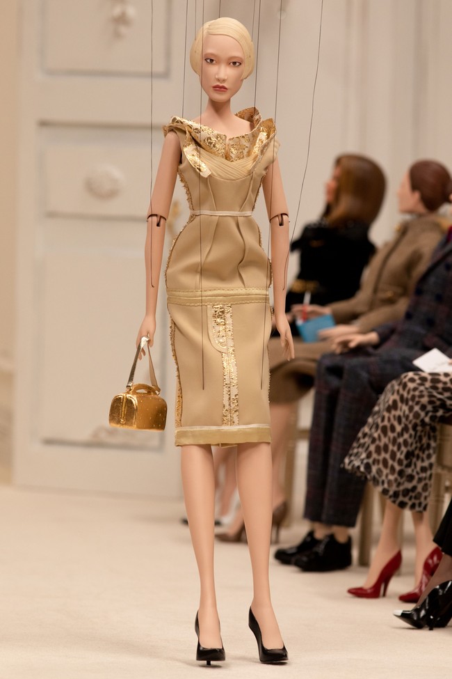 Moschino merilis koleksi spring/summer 2021 dengan menampilkan boneka tali sebagai model fashion show Milan Fashion Week.  Foto: dok. Moschino