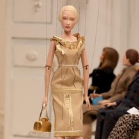 Moschino merilis koleksi spring/summer 2021 dengan menampilkan boneka tali sebagai model fashion show Milan Fashion Week.  Foto: dok. Moschino