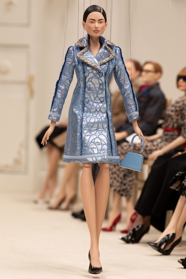 Moschino merilis koleksi spring/summer 2021 dengan menampilkan boneka tali sebagai model fashion show Milan Fashion Week. Foto: dok. Moschino
